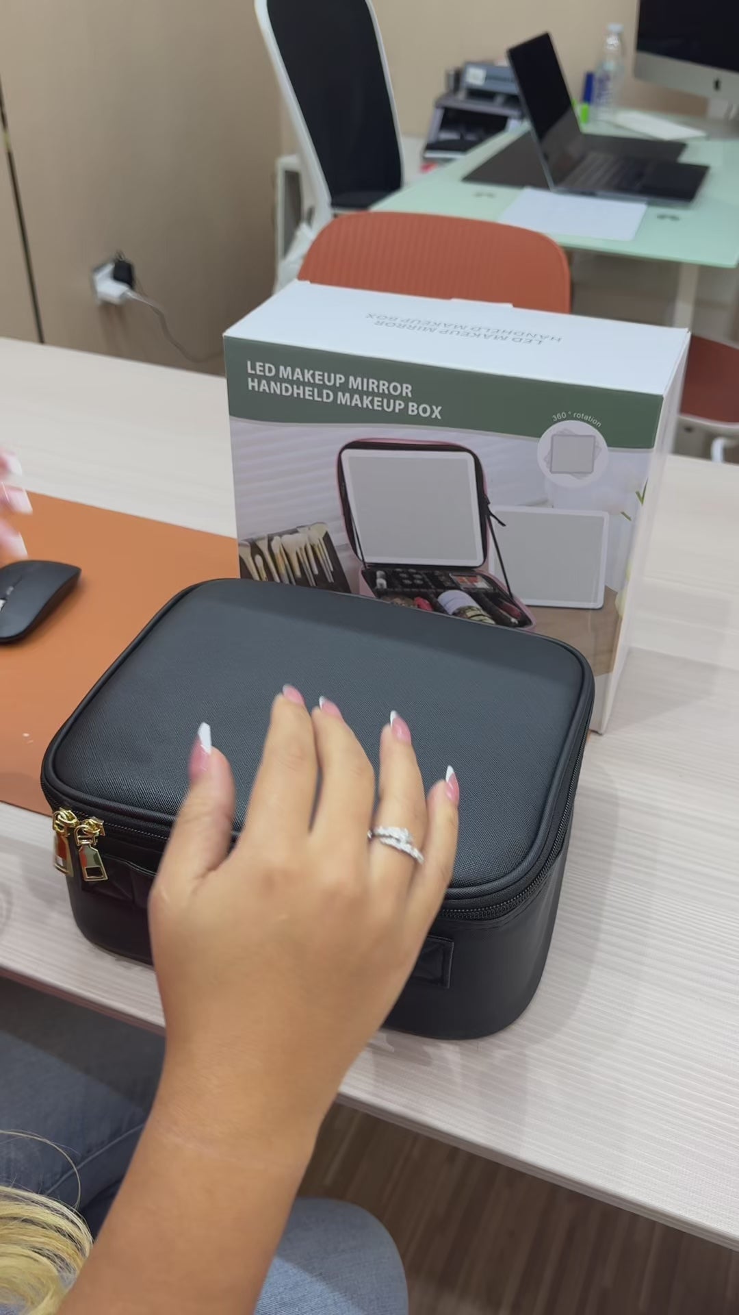 ESTUCHE DE COSMÉTICOS CON ESPEJO LED RECARGABLE ROSADO Y NEGRO: Belleza en tus manos.👧💄